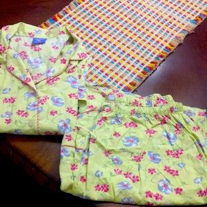 Pj. Pine cone hill floral  excelente condition just one uses size clothes